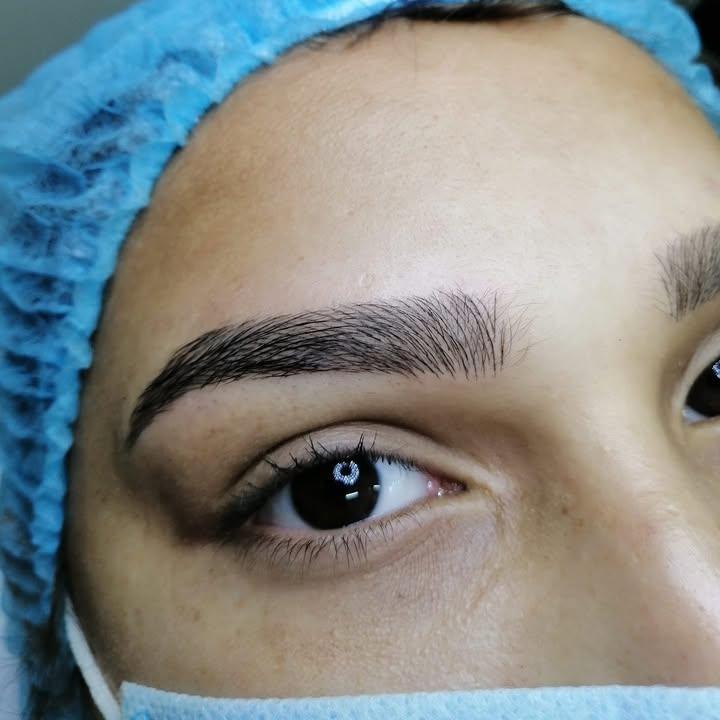 Detalle de cejas pelo a pelo