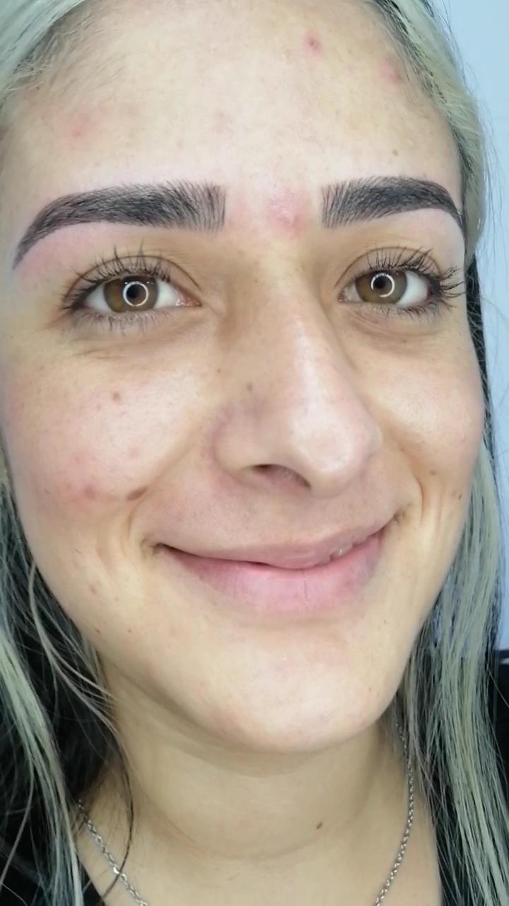 Clienta sonriendo con sus cejas nuevas