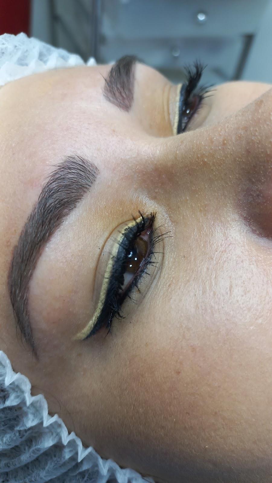 Ojo con delineado permanente y cejas diseñadas en Lienzos