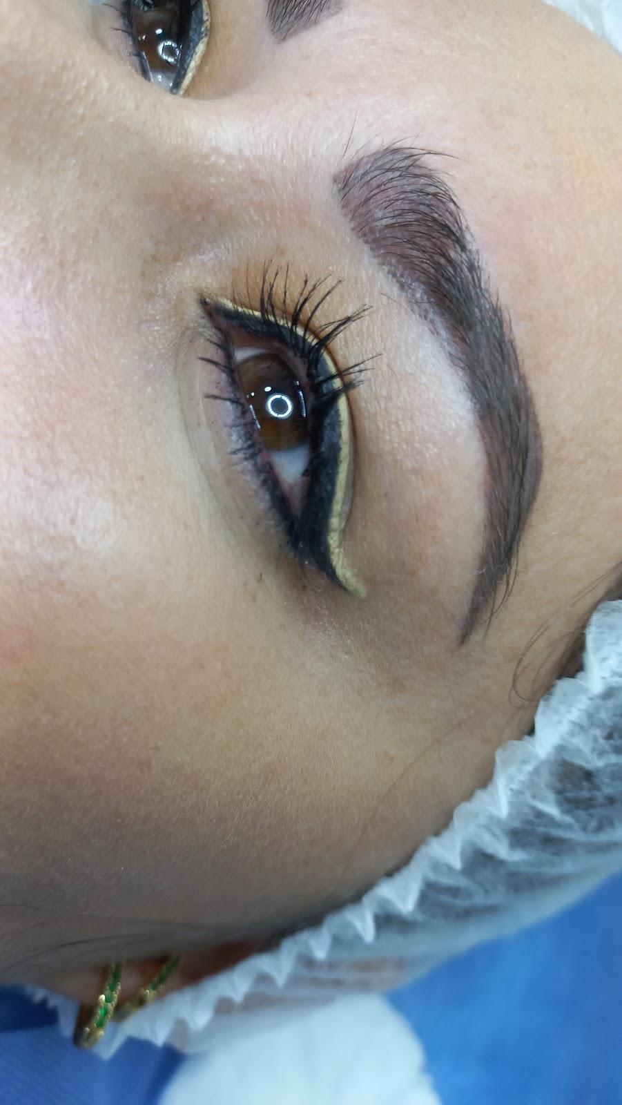 Cejas pelo a pelo y delineado con iluminación